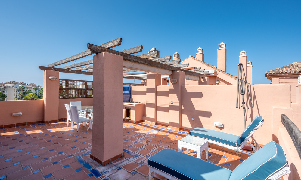Ático de 5 dormitorios en venta en el lado de la playa de la Nueva Milla de Oro, entre Marbella y Estepona 36272