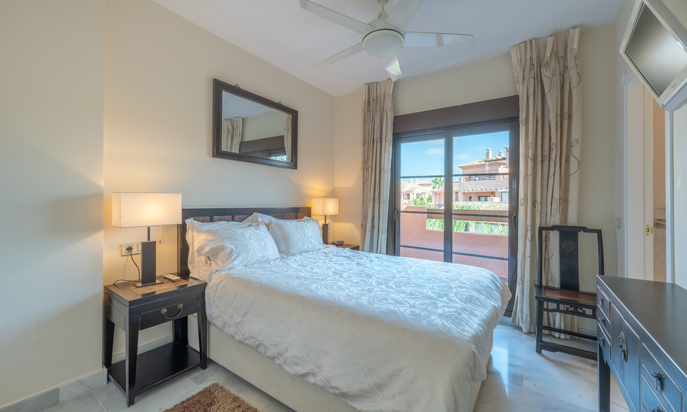 Ático de 5 dormitorios en venta en el lado de la playa de la Nueva Milla de Oro, entre Marbella y Estepona 36275