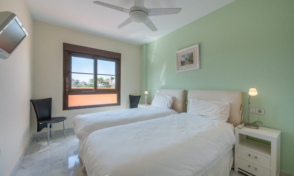 Ático de 5 dormitorios en venta en el lado de la playa de la Nueva Milla de Oro, entre Marbella y Estepona 36277