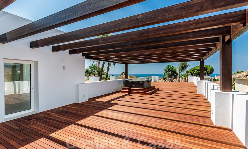 Moderna villa junto a la playa en venta en el este de Marbella con vistas al mar, a tiro de piedra de hermosas y acogedoras playas 36448