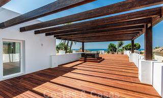 Moderna villa junto a la playa en venta en el este de Marbella con vistas al mar, a tiro de piedra de hermosas y acogedoras playas 36448 