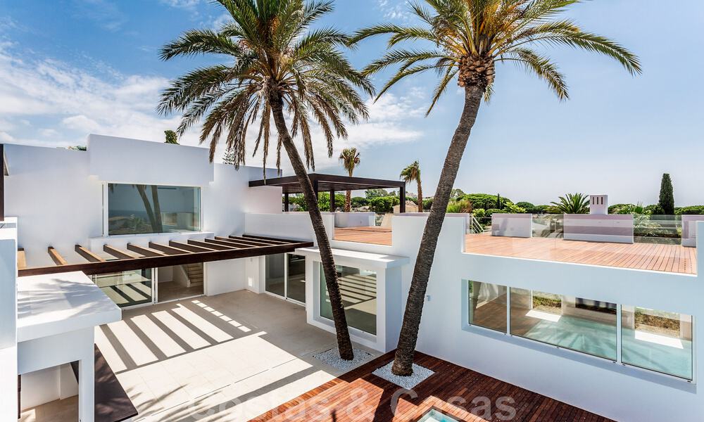 Moderna villa junto a la playa en venta en el este de Marbella con vistas al mar, a tiro de piedra de hermosas y acogedoras playas 36451