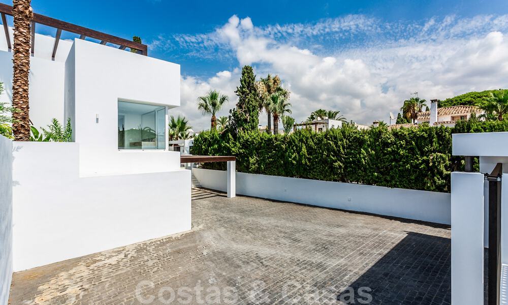 Moderna villa junto a la playa en venta en el este de Marbella con vistas al mar, a tiro de piedra de hermosas y acogedoras playas 36452