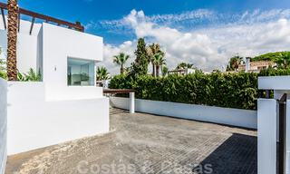 Moderna villa junto a la playa en venta en el este de Marbella con vistas al mar, a tiro de piedra de hermosas y acogedoras playas 36452 