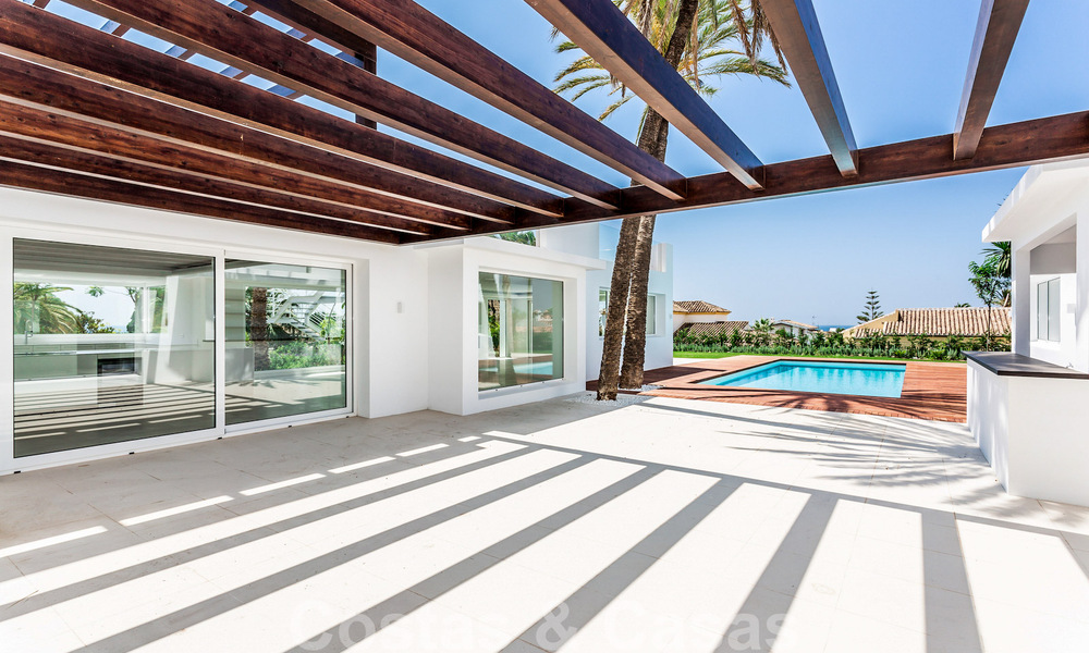 Moderna villa junto a la playa en venta en el este de Marbella con vistas al mar, a tiro de piedra de hermosas y acogedoras playas 36453