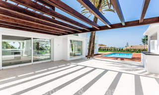 Moderna villa junto a la playa en venta en el este de Marbella con vistas al mar, a tiro de piedra de hermosas y acogedoras playas 36453 