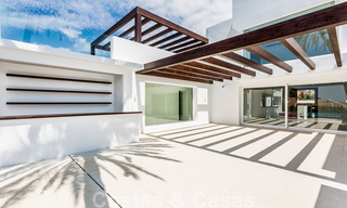 Moderna villa junto a la playa en venta en el este de Marbella con vistas al mar, a tiro de piedra de hermosas y acogedoras playas 36454 