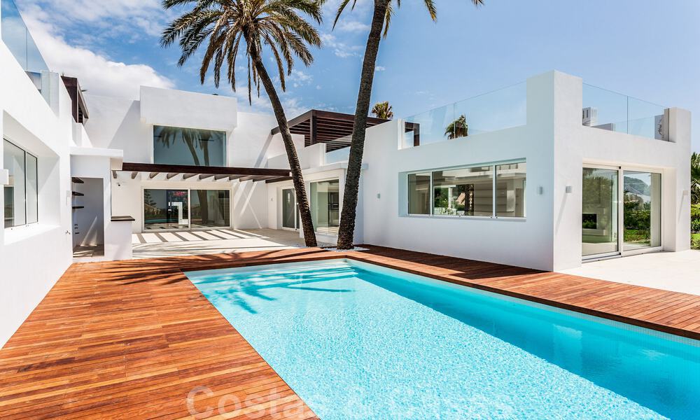 Moderna villa junto a la playa en venta en el este de Marbella con vistas al mar, a tiro de piedra de hermosas y acogedoras playas 36455