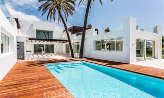 Moderna villa junto a la playa en venta en el este de Marbella con vistas al mar, a tiro de piedra de hermosas y acogedoras playas 36455 