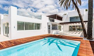 Moderna villa junto a la playa en venta en el este de Marbella con vistas al mar, a tiro de piedra de hermosas y acogedoras playas 36456 