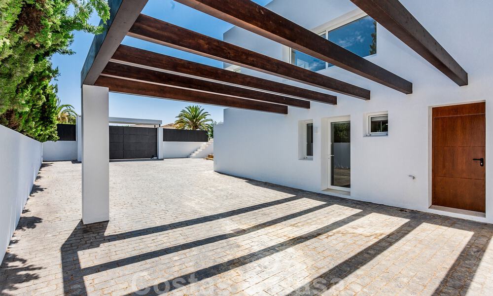 Moderna villa junto a la playa en venta en el este de Marbella con vistas al mar, a tiro de piedra de hermosas y acogedoras playas 36457