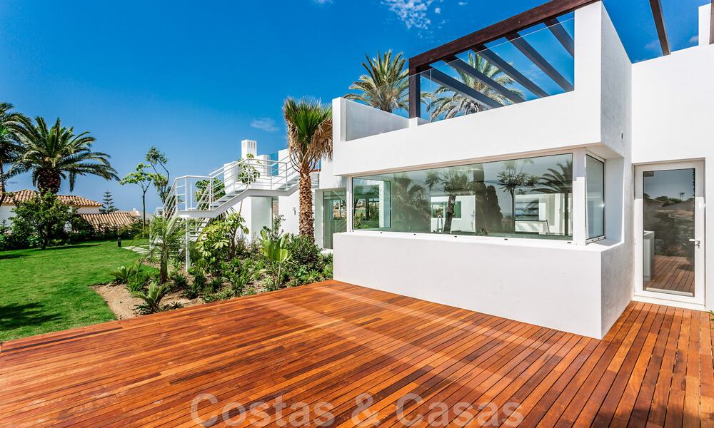 Moderna villa junto a la playa en venta en el este de Marbella con vistas al mar, a tiro de piedra de hermosas y acogedoras playas 36458
