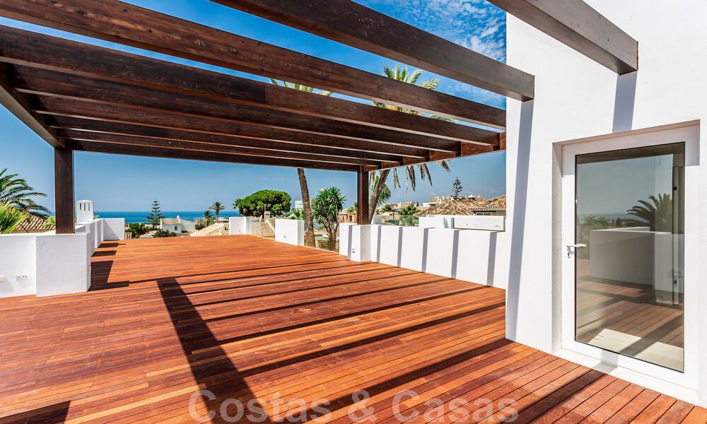 Moderna villa junto a la playa en venta en el este de Marbella con vistas al mar, a tiro de piedra de hermosas y acogedoras playas 36459