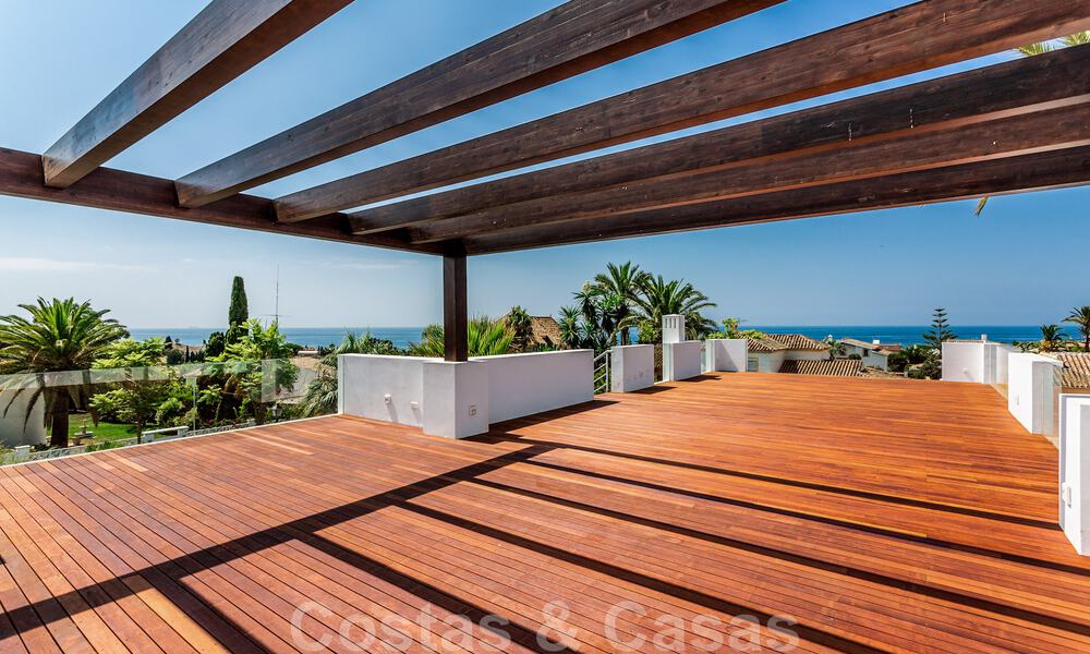 Moderna villa junto a la playa en venta en el este de Marbella con vistas al mar, a tiro de piedra de hermosas y acogedoras playas 36460