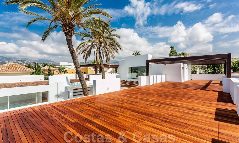 Moderna villa junto a la playa en venta en el este de Marbella con vistas al mar, a tiro de piedra de hermosas y acogedoras playas 36461