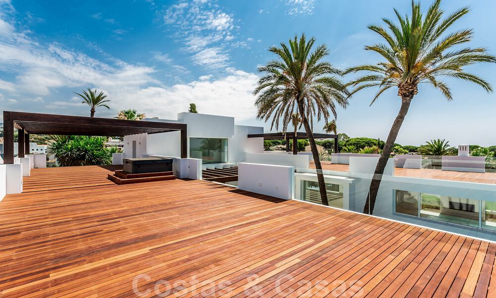 Moderna villa junto a la playa en venta en el este de Marbella con vistas al mar, a tiro de piedra de hermosas y acogedoras playas 36463