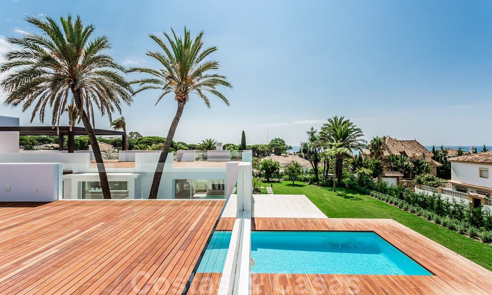 Moderna villa junto a la playa en venta en el este de Marbella con vistas al mar, a tiro de piedra de hermosas y acogedoras playas 36464
