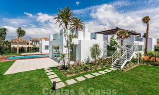 Moderna villa junto a la playa en venta en el este de Marbella con vistas al mar, a tiro de piedra de hermosas y acogedoras playas 36465 