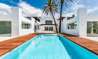 Moderna villa junto a la playa en venta en el este de Marbella con vistas al mar, a tiro de piedra de hermosas y acogedoras playas 36466 