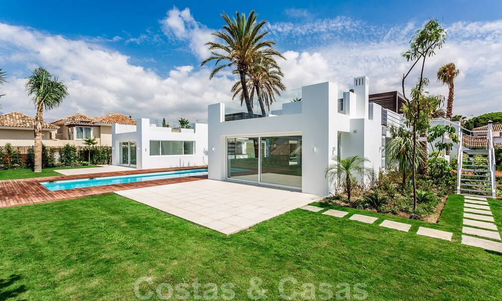 Moderna villa junto a la playa en venta en el este de Marbella con vistas al mar, a tiro de piedra de hermosas y acogedoras playas 36467