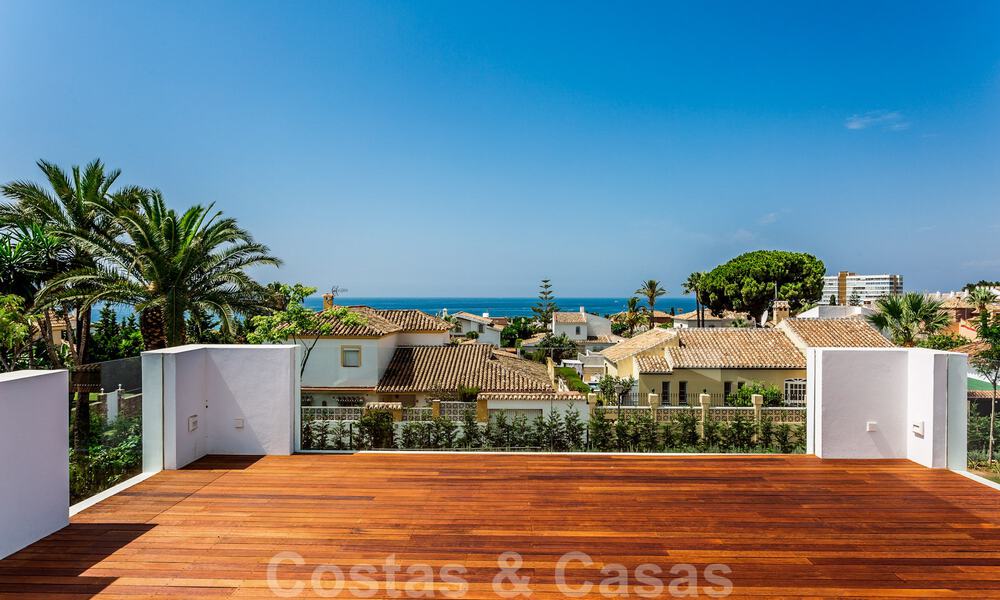 Moderna villa junto a la playa en venta en el este de Marbella con vistas al mar, a tiro de piedra de hermosas y acogedoras playas 36469