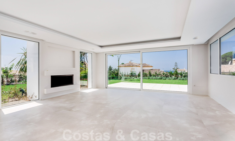 Moderna villa junto a la playa en venta en el este de Marbella con vistas al mar, a tiro de piedra de hermosas y acogedoras playas 36471