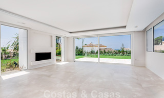 Moderna villa junto a la playa en venta en el este de Marbella con vistas al mar, a tiro de piedra de hermosas y acogedoras playas 36471 