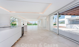 Moderna villa junto a la playa en venta en el este de Marbella con vistas al mar, a tiro de piedra de hermosas y acogedoras playas 36474 