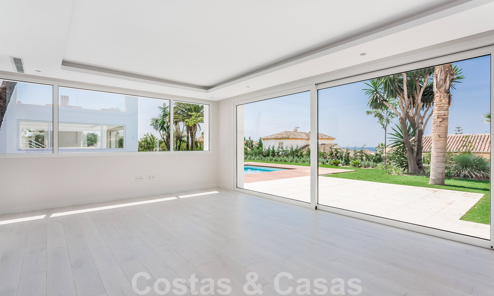 Moderna villa junto a la playa en venta en el este de Marbella con vistas al mar, a tiro de piedra de hermosas y acogedoras playas 36477