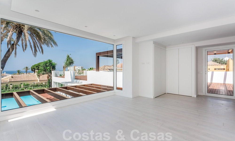 Moderna villa junto a la playa en venta en el este de Marbella con vistas al mar, a tiro de piedra de hermosas y acogedoras playas 36483