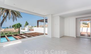Moderna villa junto a la playa en venta en el este de Marbella con vistas al mar, a tiro de piedra de hermosas y acogedoras playas 36483 