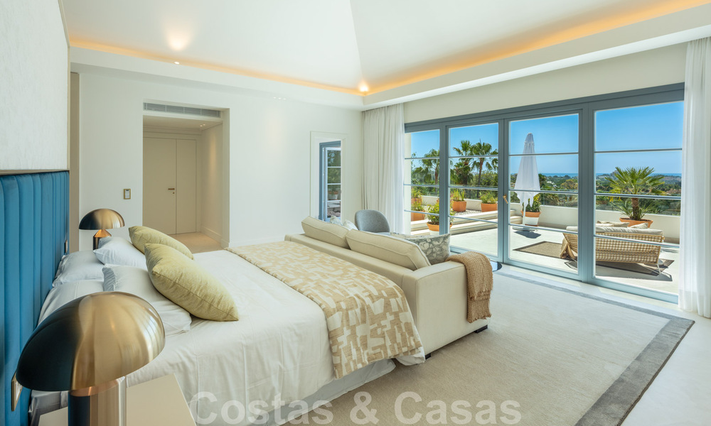 Villa de lujo muy espaciosa en venta bajo un estilo mediterráneo con un interior de diseño contemporáneo en el Valle del Golf de Nueva Andalucía, Marbella 36518