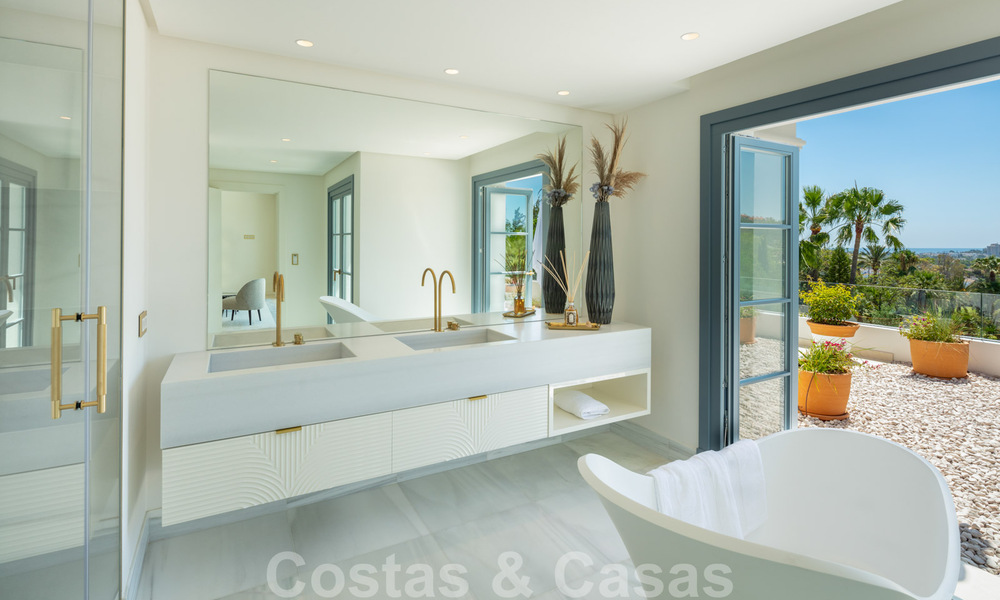 Villa de lujo muy espaciosa en venta bajo un estilo mediterráneo con un interior de diseño contemporáneo en el Valle del Golf de Nueva Andalucía, Marbella 36520