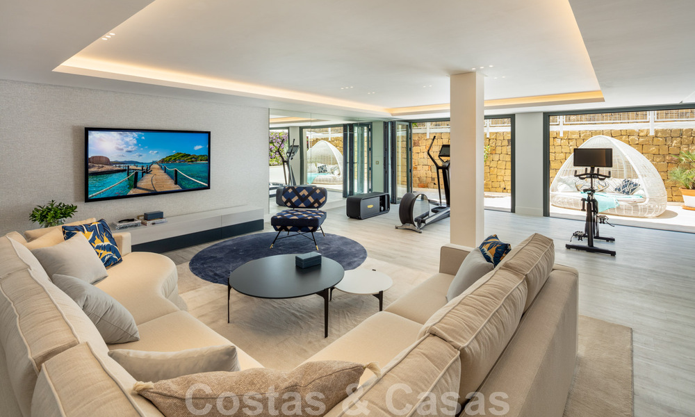 Villa de lujo muy espaciosa en venta bajo un estilo mediterráneo con un interior de diseño contemporáneo en el Valle del Golf de Nueva Andalucía, Marbella 36522
