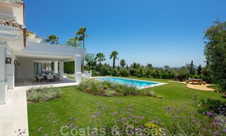 Villa de lujo muy espaciosa en venta bajo un estilo mediterráneo con un interior de diseño contemporáneo en el Valle del Golf de Nueva Andalucía, Marbella 36524 