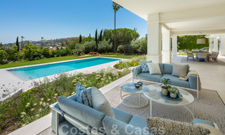 Villa de lujo muy espaciosa en venta bajo un estilo mediterráneo con un interior de diseño contemporáneo en el Valle del Golf de Nueva Andalucía, Marbella 36526 