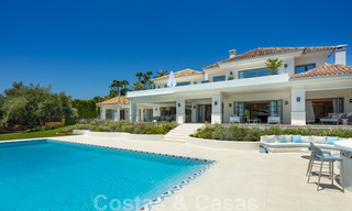 Villa de lujo muy espaciosa en venta bajo un estilo mediterráneo con un interior de diseño contemporáneo en el Valle del Golf de Nueva Andalucía, Marbella 36527 