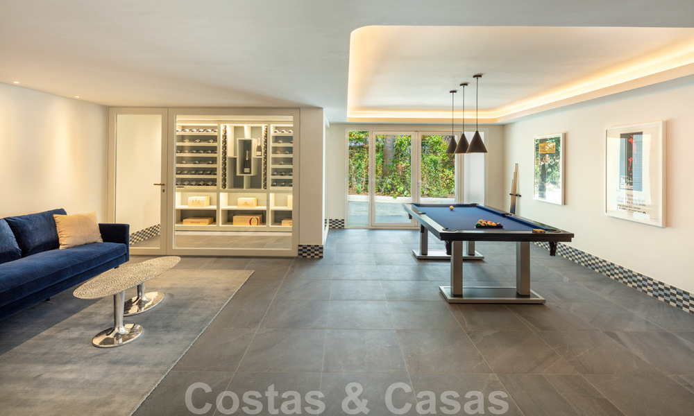 Villa de lujo muy espaciosa en venta bajo un estilo mediterráneo con un interior de diseño contemporáneo en el Valle del Golf de Nueva Andalucía, Marbella 36529