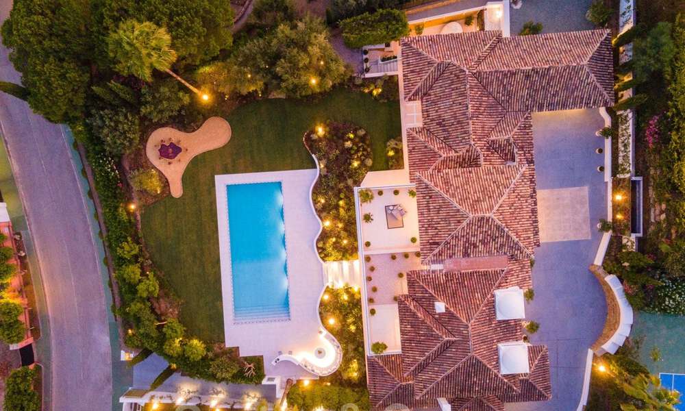 Villa de lujo muy espaciosa en venta bajo un estilo mediterráneo con un interior de diseño contemporáneo en el Valle del Golf de Nueva Andalucía, Marbella 36532