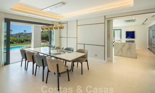 Villa de lujo muy espaciosa en venta bajo un estilo mediterráneo con un interior de diseño contemporáneo en el Valle del Golf de Nueva Andalucía, Marbella 36538 