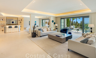 Villa de lujo muy espaciosa en venta bajo un estilo mediterráneo con un interior de diseño contemporáneo en el Valle del Golf de Nueva Andalucía, Marbella 36541 