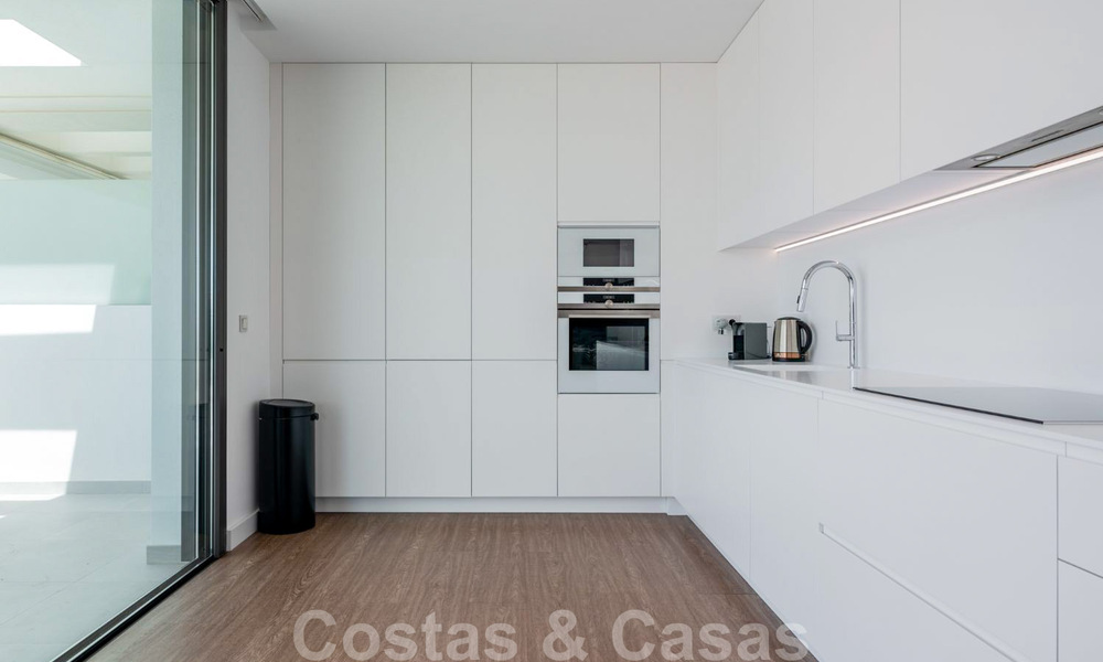 Listo para entrar a vivir, ático de diseño moderno de 3 dormitorios en venta dentro de una zona residencial de lujo en Marbella - Estepona 36729