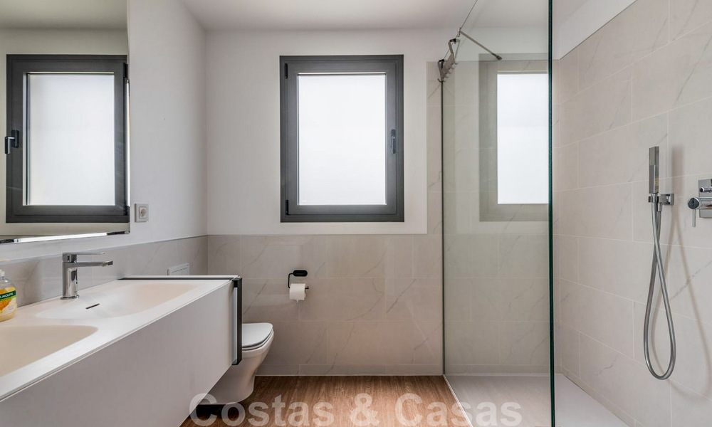 Listo para entrar a vivir, ático de diseño moderno de 3 dormitorios en venta dentro de una zona residencial de lujo en Marbella - Estepona 36732