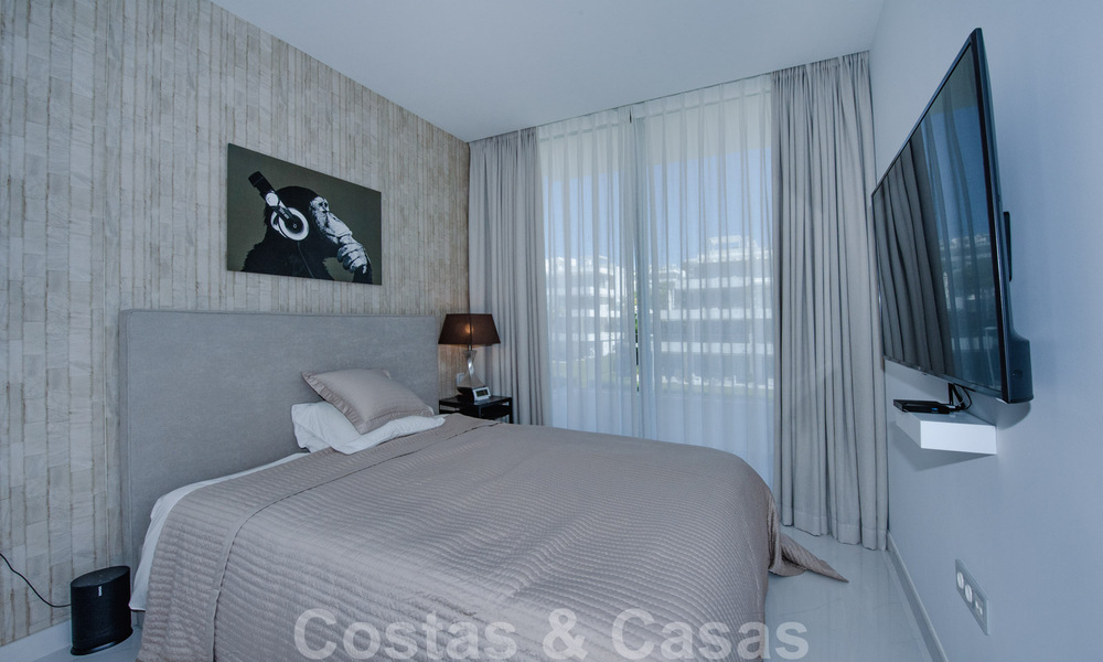 Listo para entrar a vivir, espacioso ático moderno de diseño en venta en un complejo de lujo en Marbella - Estepona 36959