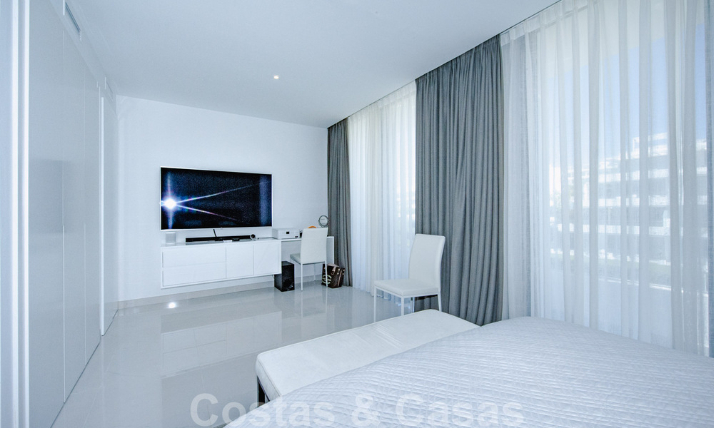 Listo para entrar a vivir, espacioso ático moderno de diseño en venta en un complejo de lujo en Marbella - Estepona 36966