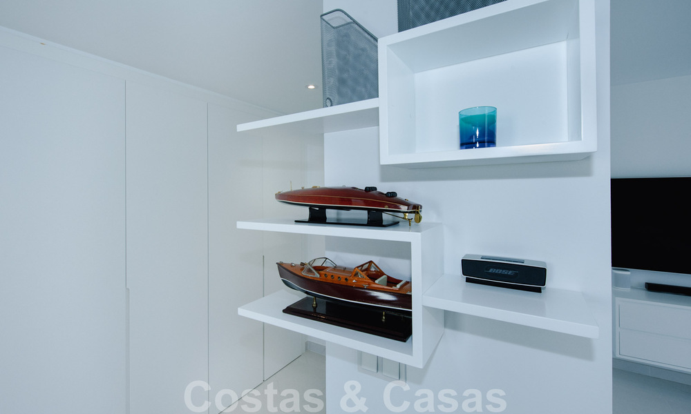 Listo para entrar a vivir, espacioso ático moderno de diseño en venta en un complejo de lujo en Marbella - Estepona 36967