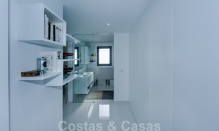 Listo para entrar a vivir, espacioso ático moderno de diseño en venta en un complejo de lujo en Marbella - Estepona 36968 