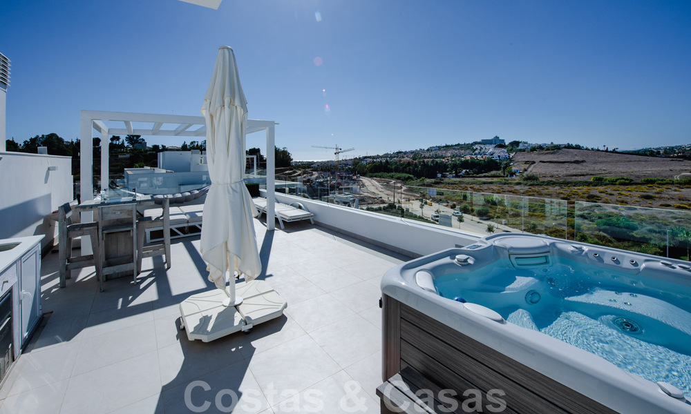 Listo para entrar a vivir, espacioso ático moderno de diseño en venta en un complejo de lujo en Marbella - Estepona 36969