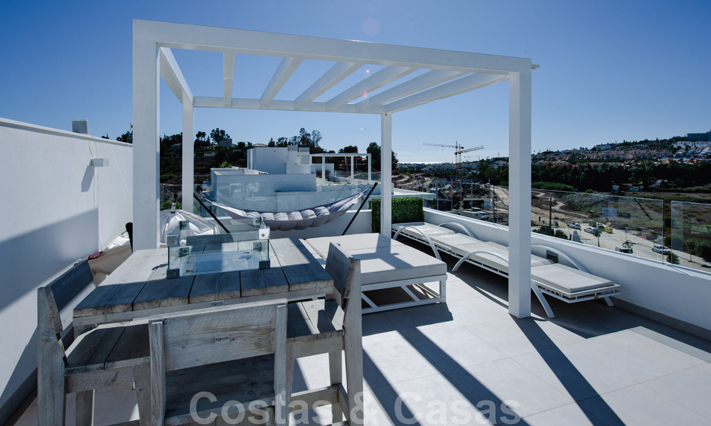 Listo para entrar a vivir, espacioso ático moderno de diseño en venta en un complejo de lujo en Marbella - Estepona 36970