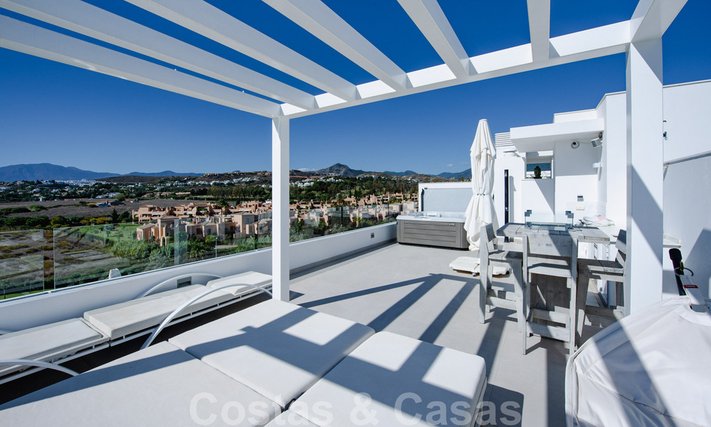 Listo para entrar a vivir, espacioso ático moderno de diseño en venta en un complejo de lujo en Marbella - Estepona 36971